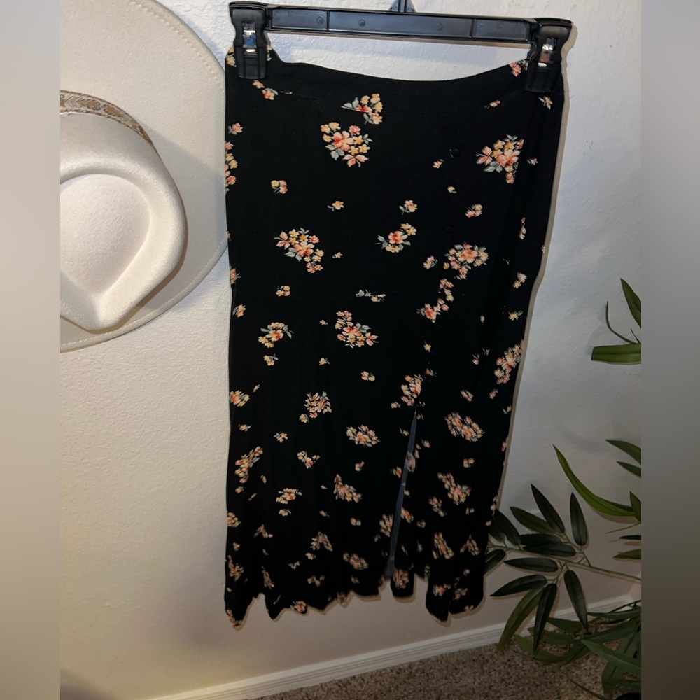 M BLACK/FLORAL MIDI SKIRT W BUTTONS